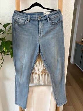 High-Rise Light Blue Women's Jeans — Classic Slim Fit